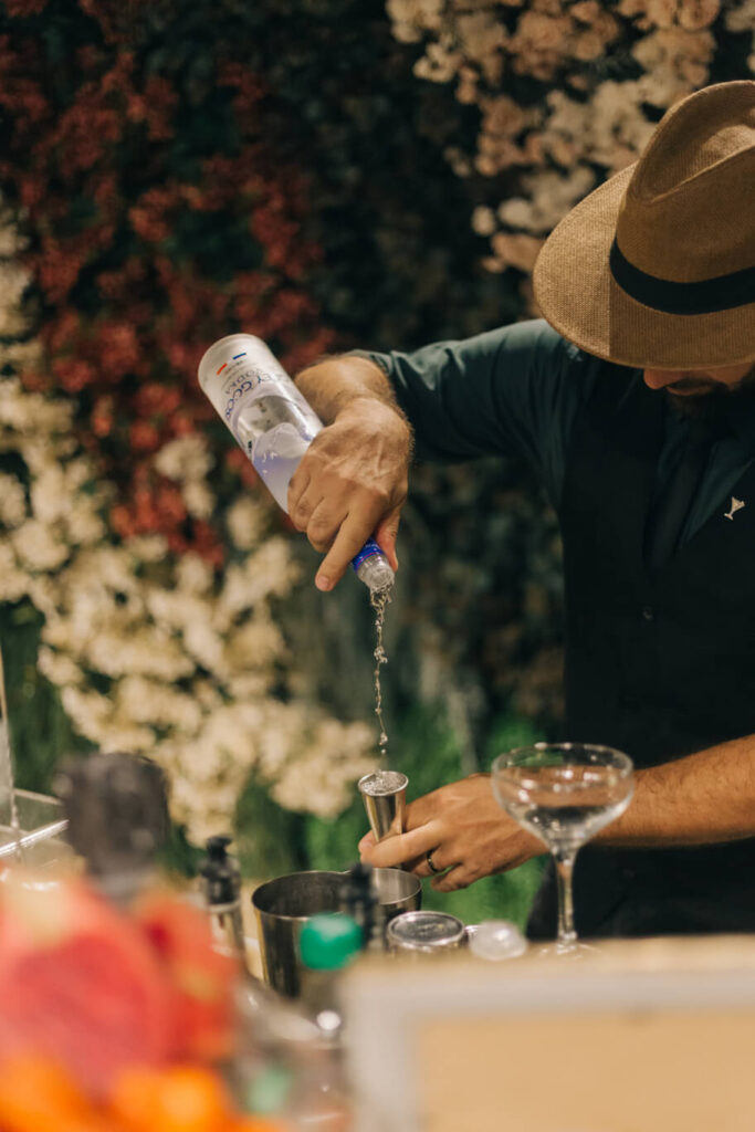 Bartender finalizando um coquetel.