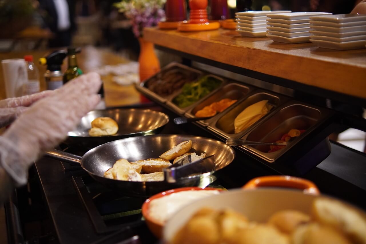Estação gastronômica montada na recepção.