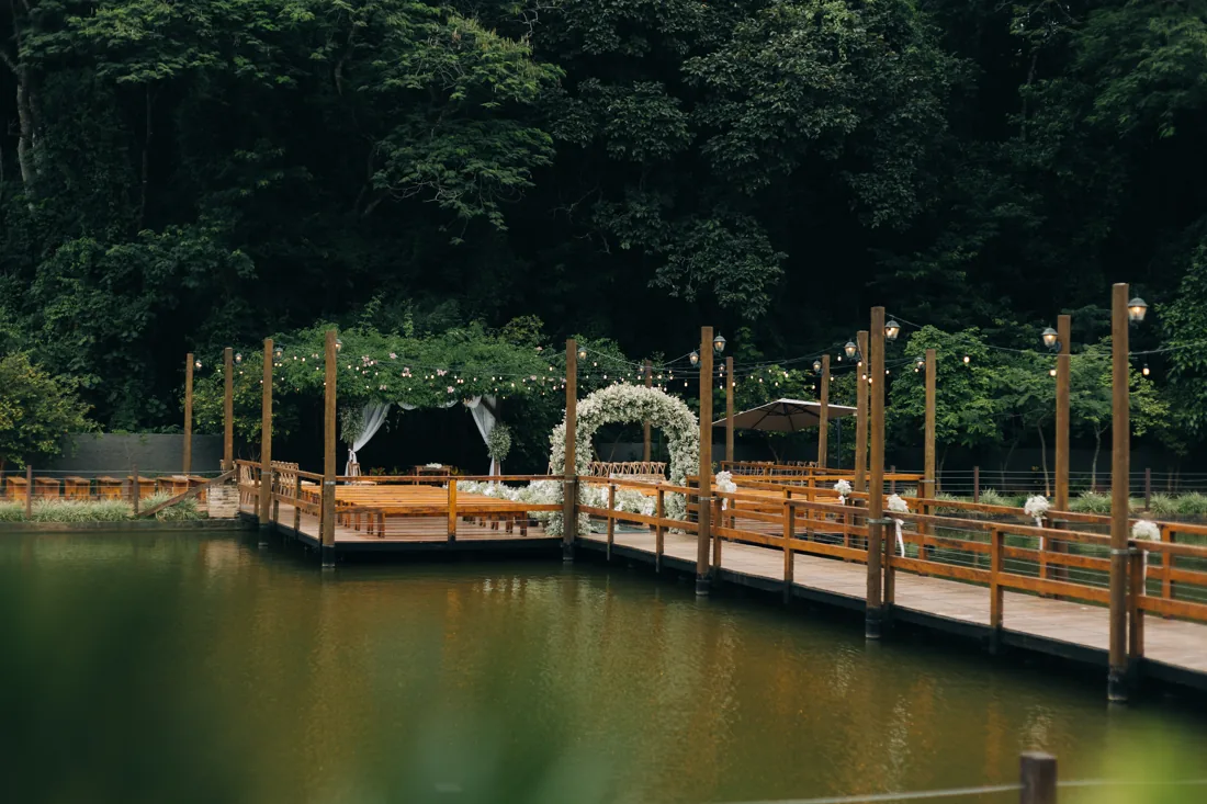 Deck do Espaço Acqua sobre o lago.