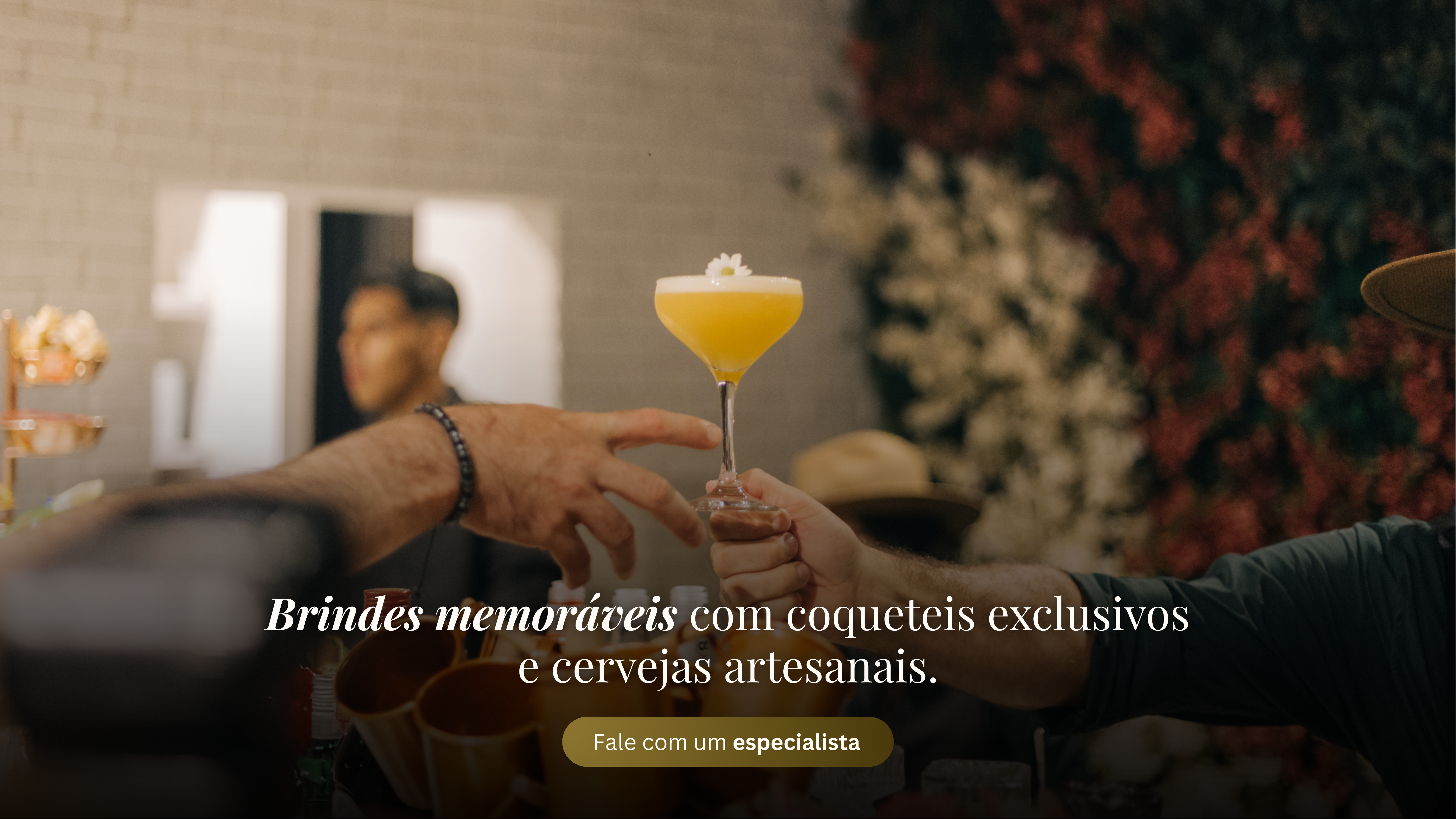 Bartender preparando drinks no bar do evento.