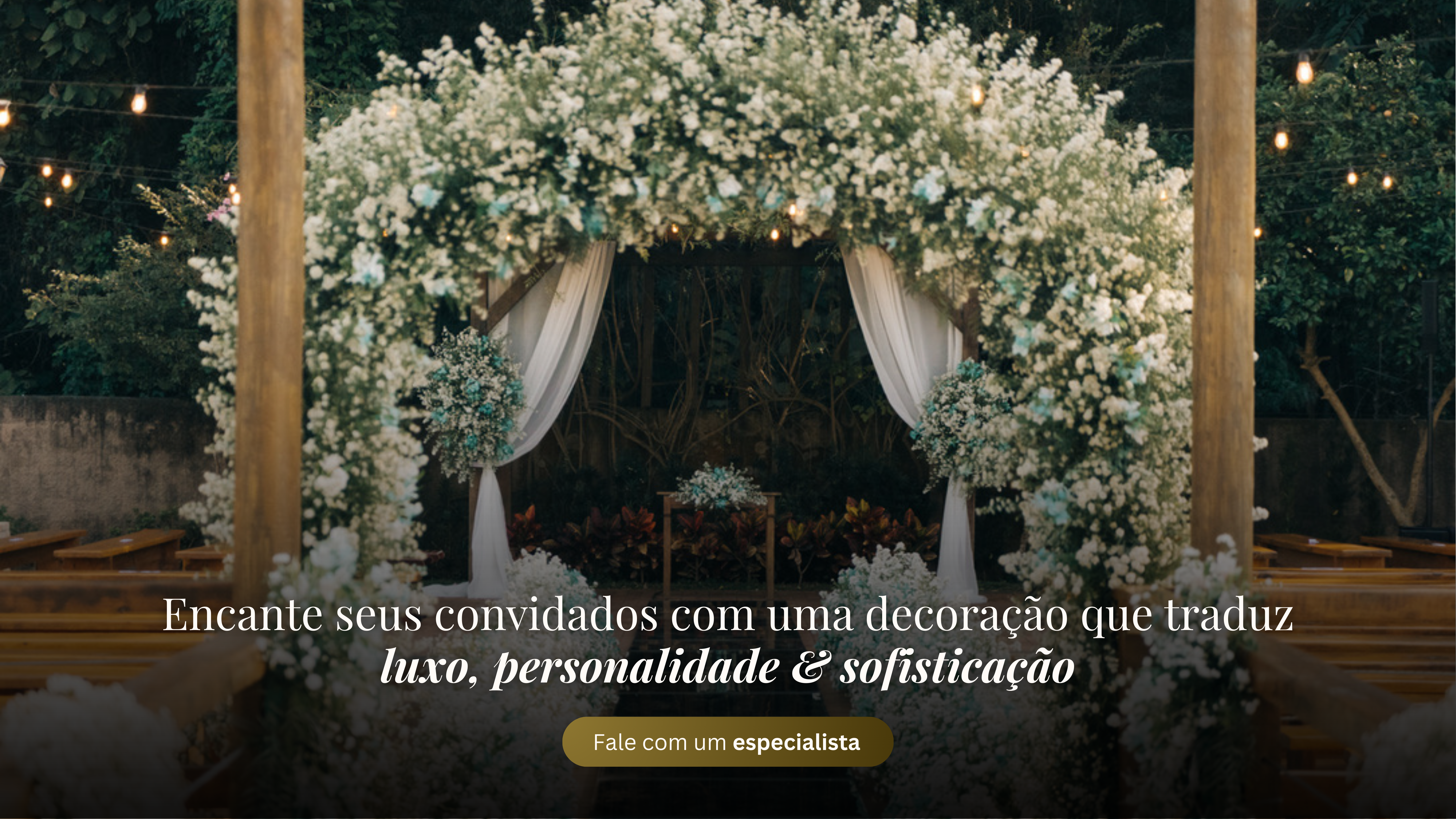 Mesa decorada com flores para a recepção.
