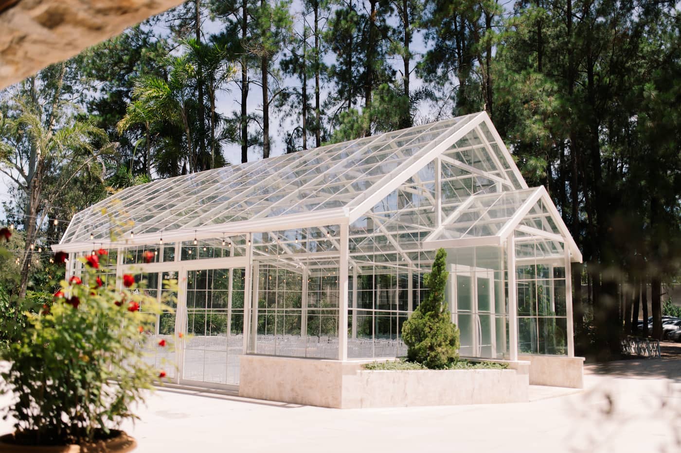 Capela de Cristal entre os pinheiros.