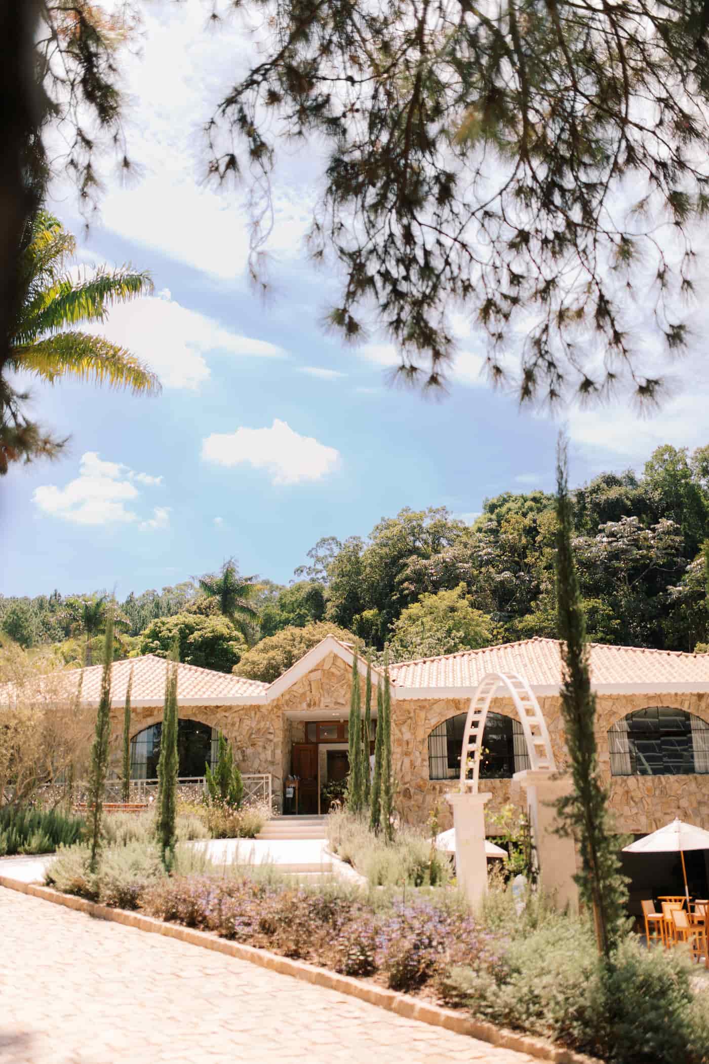 Chegada de pedras portuguesas com jardins.