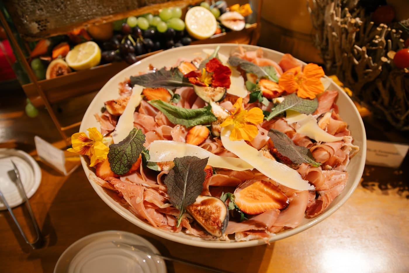 Mesa com pratos servidos na celebração.